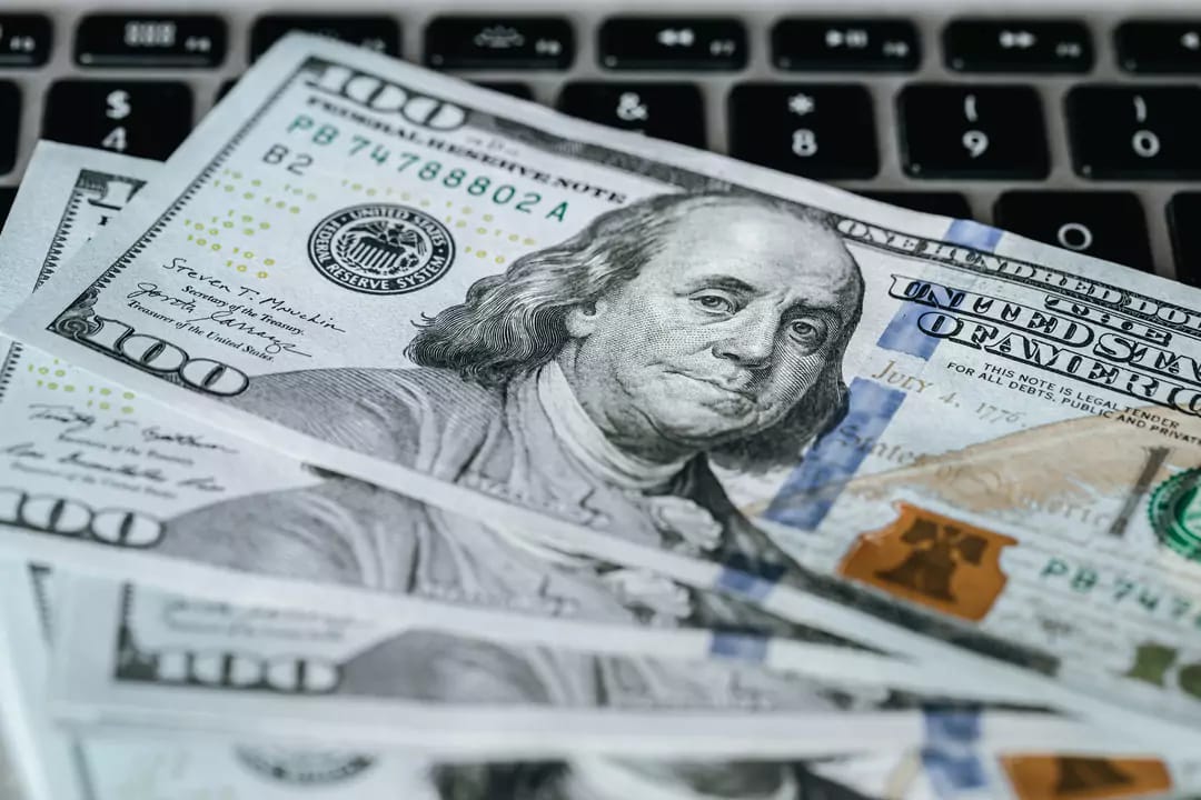 Dólar despenca para R$ 5,24 e Ibovespa sobe 3,24% com perspectivas de desescalada no Oriente Médio