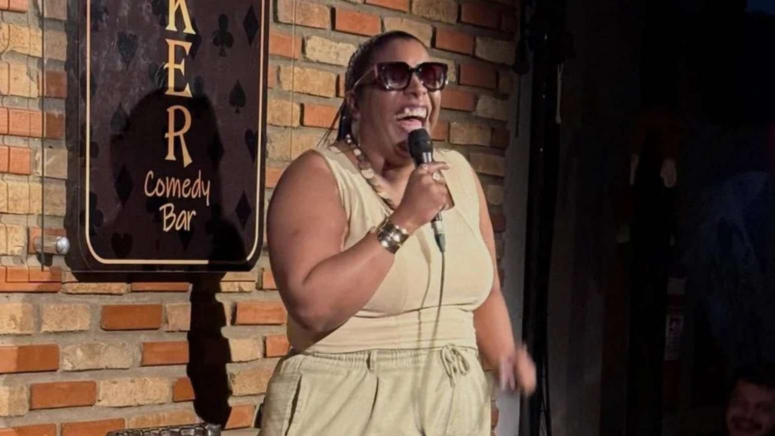 Comediante cega denuncia tentativa de beijo à força após show em São Paulo Comediante cega denuncia tentativa de beijo à força após show em São Paulo