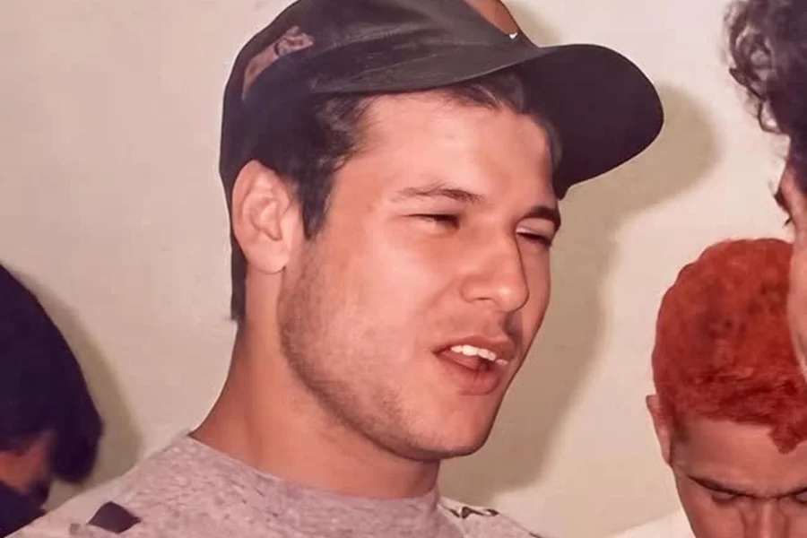 Mamonas Assassinas: bombeiro detalha como corpo de Dinho foi achado Mamonas Assassinas: bombeiro detalha como corpo de Dinho foi achado