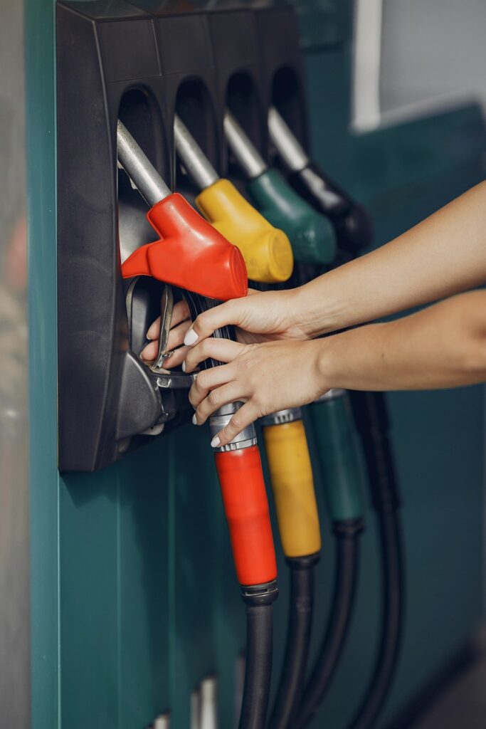 Abastecer o carro pesou menos no orçamento das famílias em 2025