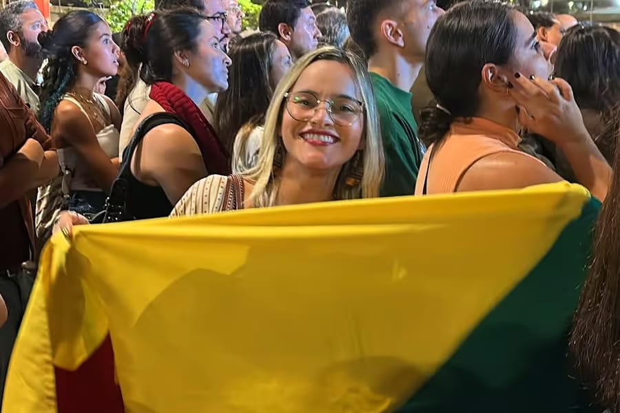 Com bandeira do Acre, Raquel Mércia marca presença na final do BBB 26 em Belo Horizonte