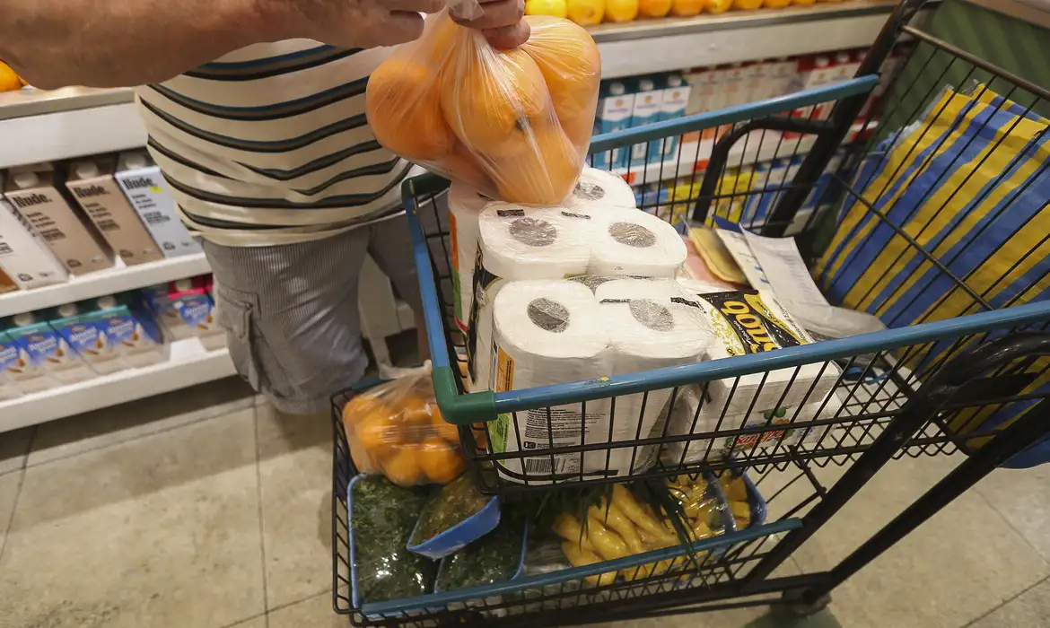Cesta básica fica mais cara em todas as capitais brasileiras em março