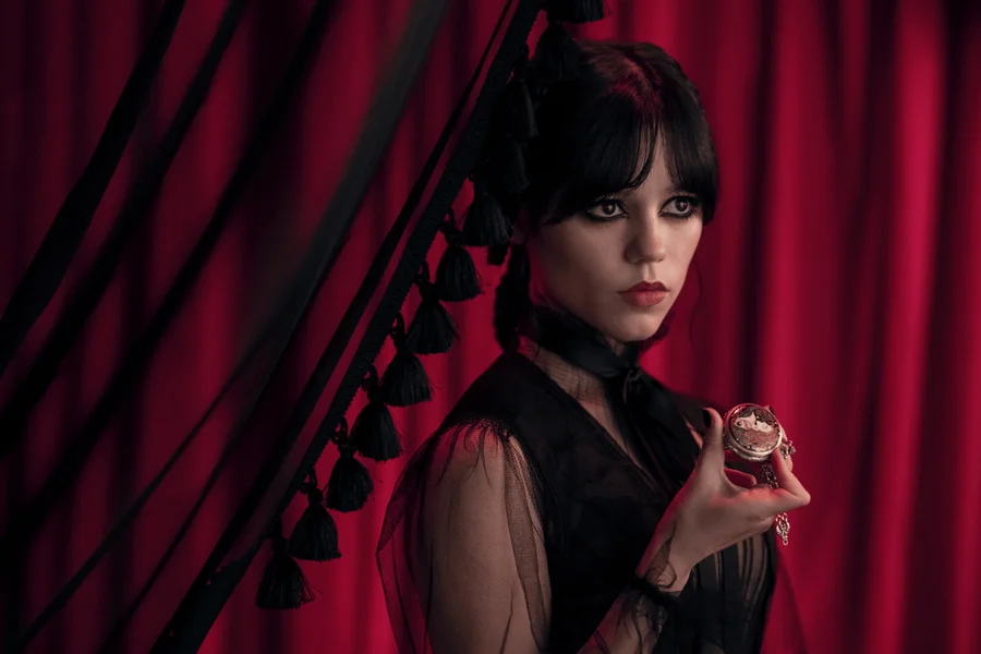 Atriz de Wandinha quase desistiu de atuar antes de série da Netflix