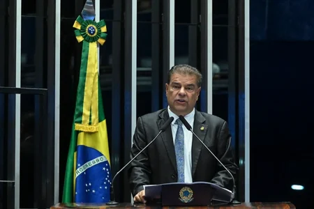 Senador propõe dar título de “persona non grata” a assessor de Trump