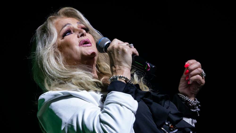 Bonnie Tyler segue em estado grave mas estável em hospital de Portugal; equipe desmente boatos e alerta sobre pessoa que se passa por amigo