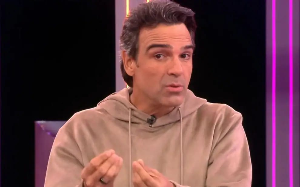 De férias, Tadeu Schmidt muda visual completamente e fãs brincam: “chutou o pau da barraca”