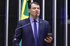 Roberto Duarte defende fim imediato da escala 6×1 e confirma voto a favor da redução da jornada