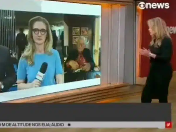 Fernando Gabeira é flagrado em momento íntimo ao vivo e reação de jornalista viraliza