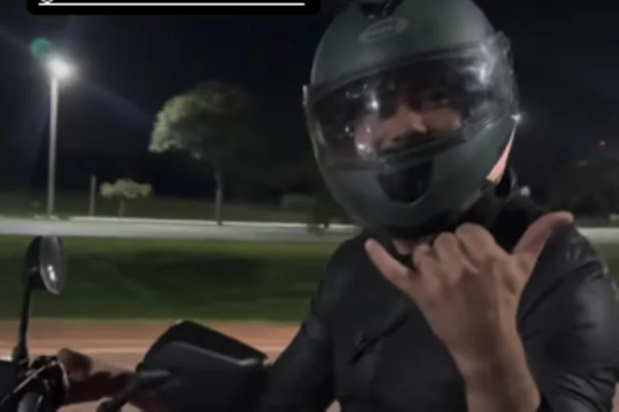 Henrique e Juliano usam moto para fugir de engarrafamento em Goiânia
