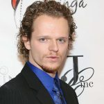 Ator de 'How I Met Your Mother' é condenado por tentativa de homicídio após esfaquear ex-namorada