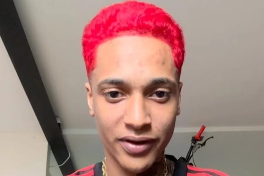 Julgamento de Oruam começa no Rio enquanto rapper segue foragido