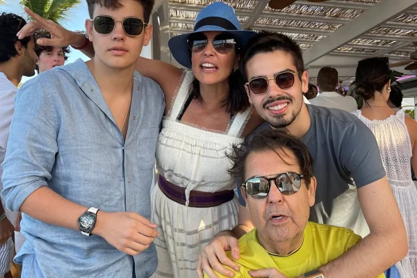 Foto: Faustão aparece em registro raro ao lado da esposa e dos filhos