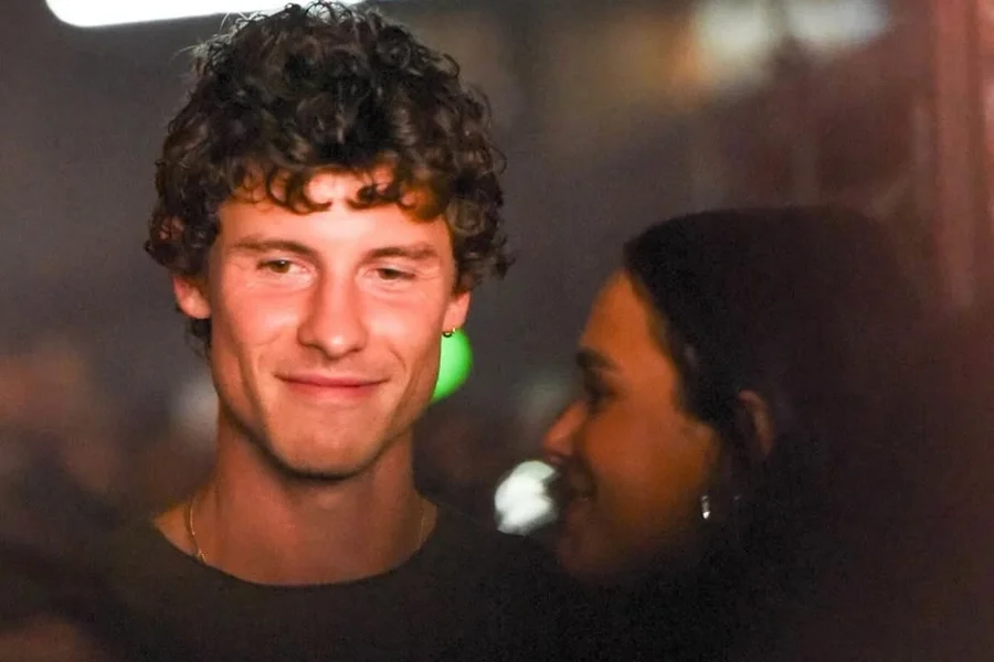 Aliança? Flagra de Shawn Mendes e Bruna Marquezine surpreende fãs
