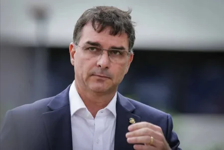 Flávio comemora decisão da Justiça italiana sobre Zambelli: “Carla livre!”