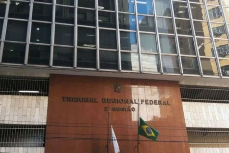 Marinha é condenada por forçar militar trans a usar roupa masculina Marinha é condenada por forçar militar trans a usar roupa masculina
