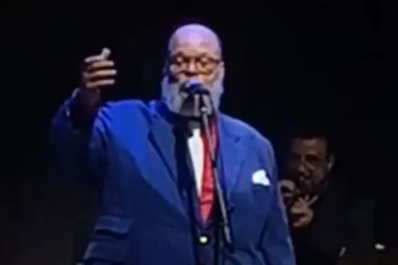 Ed Motta é atingido por rolha em 1º show após briga em restaurante Ed Motta é atingido por rolha em 1º show após briga em restaurante