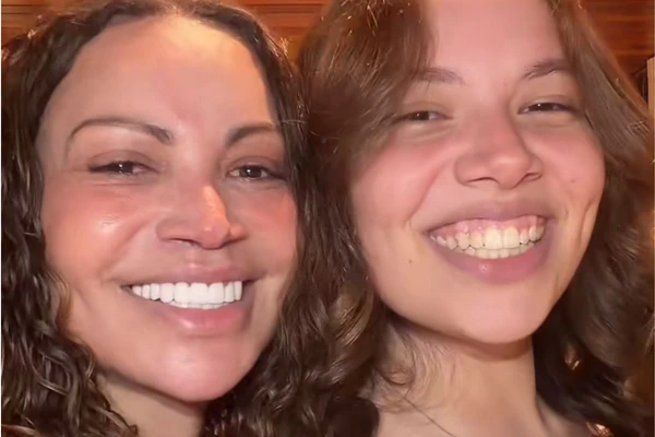 Gêmeas? Solange Almeida e filha impressionam por semelhança em vídeo: ‘Os genes do pai nem tentaram’