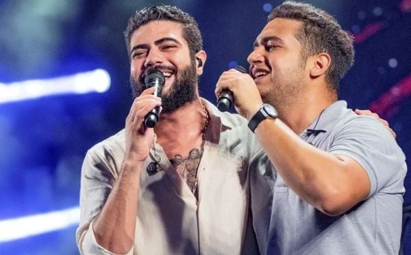Helicóptero da dupla Henrique e Juliano cai em fazenda; pai dos cantores pilotava aeronave