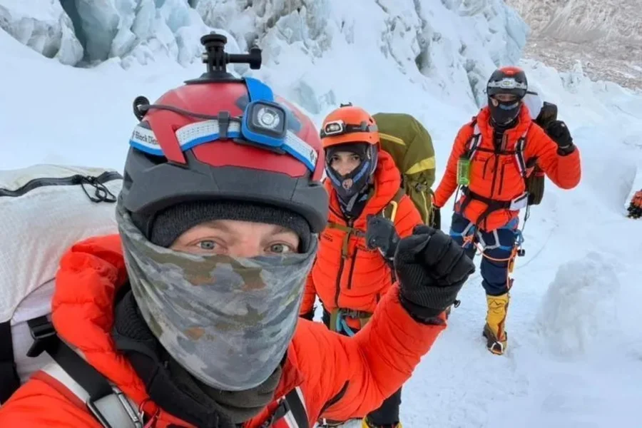 Brasileiros escapam de avalanche de gelo durante escalada no Everest Brasileiros escapam de avalanche de gelo durante escalada no Everest