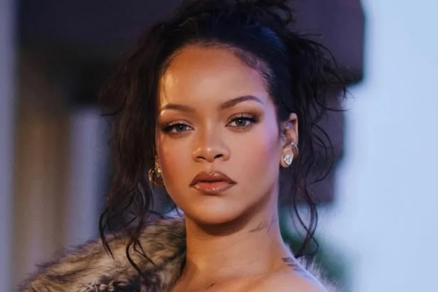 Rihanna homenageia os filhos em tatuagem de “rabiscos” feitos por eles