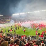 Torcida não segura a emoção, invade campo minutos antes de clube conquistar título de campeonato, e jogo acaba suspenso
