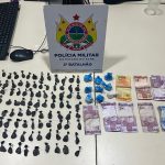 Denúncia de disparos leva PM a desarticular ponto de tráfico e prender quatro suspeitos em balneário de Rio Branco