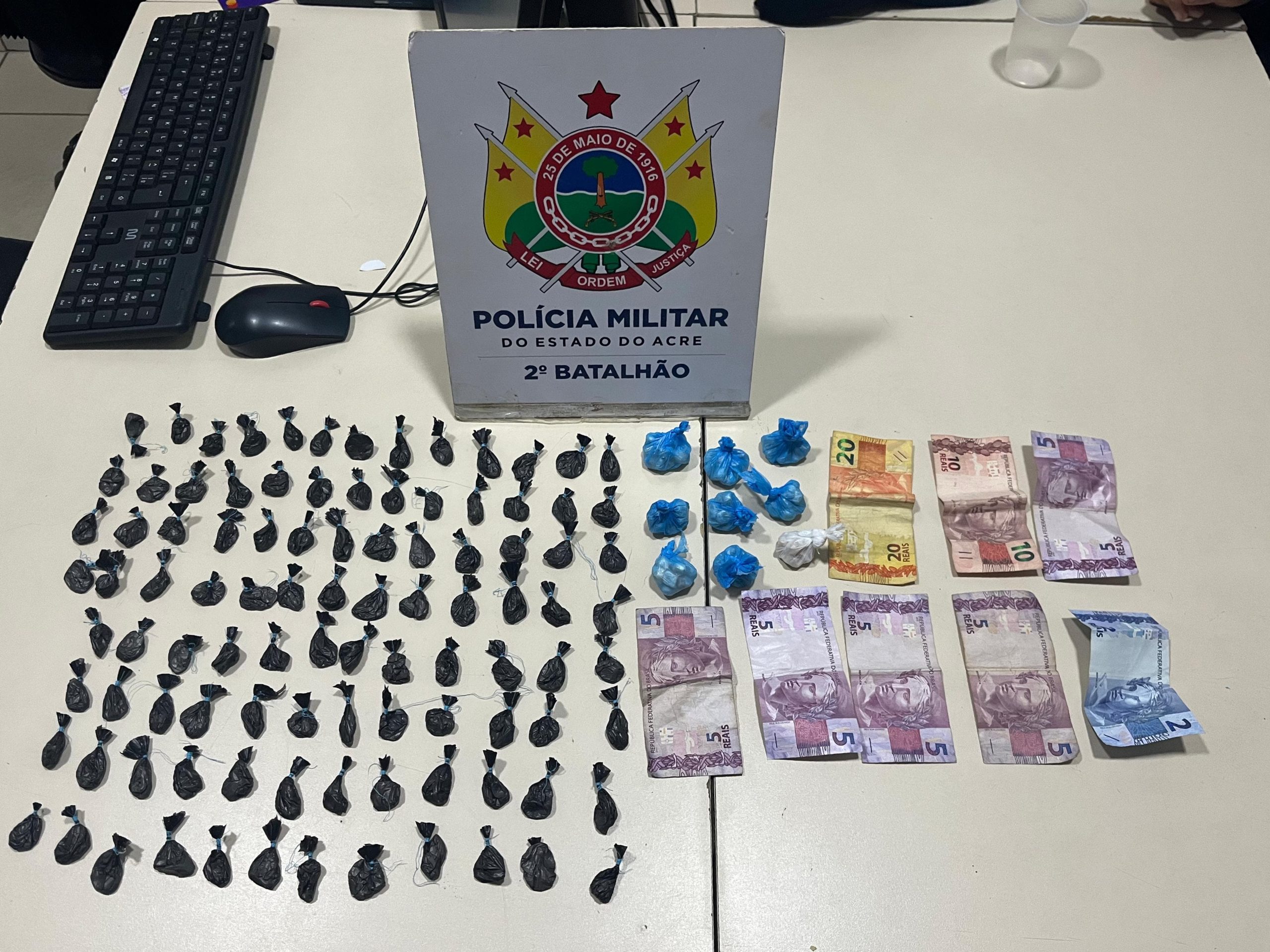 Denúncia de disparos leva PM a desarticular ponto de tráfico e prender quatro suspeitos em balneário de Rio Branco