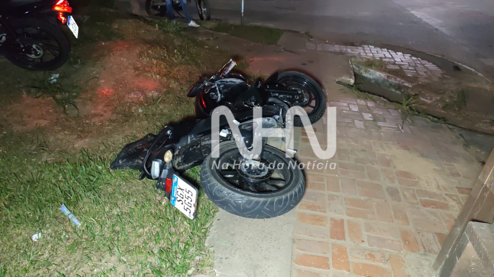 Motociclista atinge parada de ônibus após colisão com carro na Antônio da Rocha Viana Motociclista atinge parada de ônibus após colisão com carro na Antônio da Rocha Viana