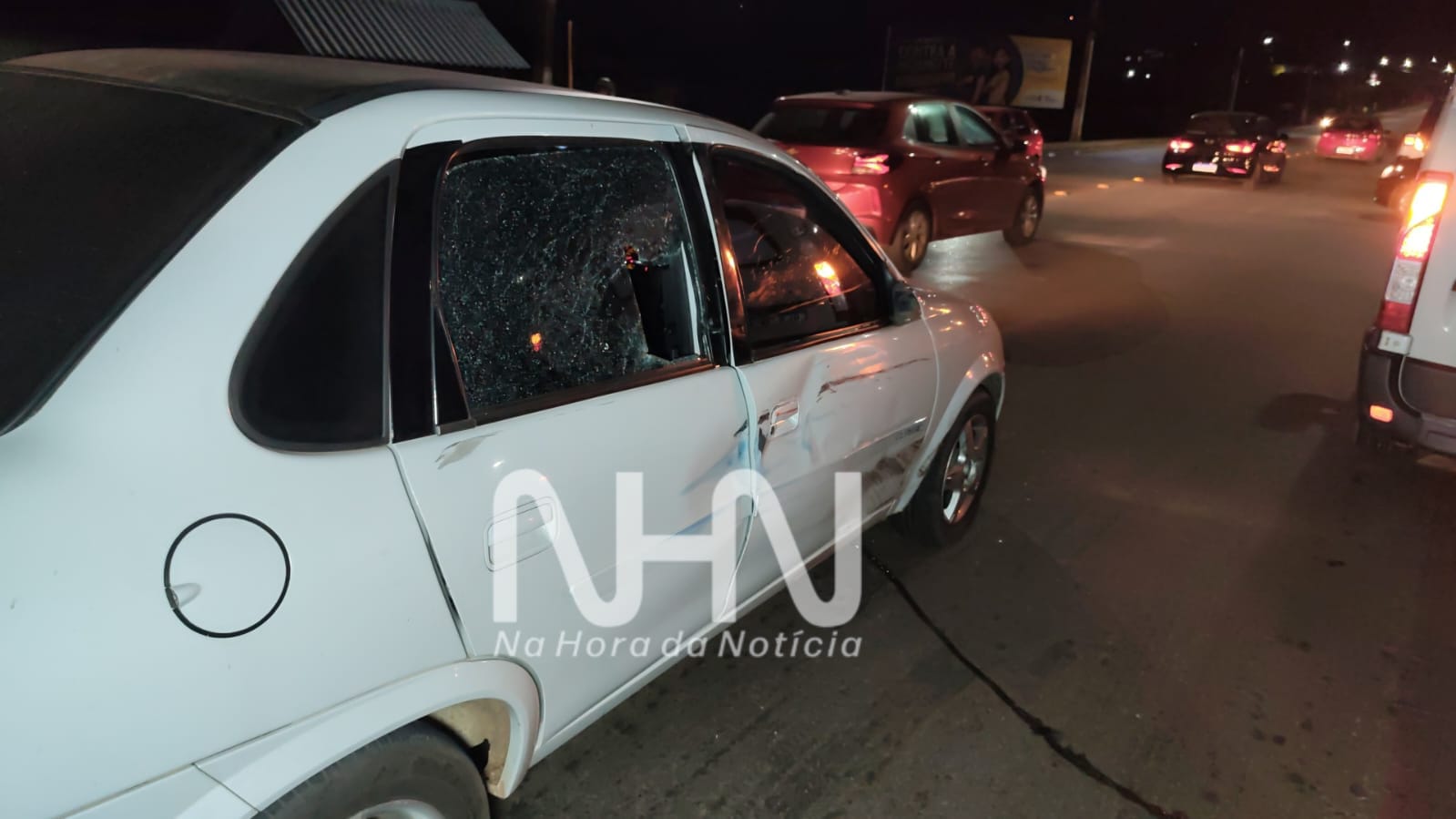 Motociclista atinge parada de ônibus após colisão com carro na Antônio da Rocha Viana Motociclista atinge parada de ônibus após colisão com carro na Antônio da Rocha Viana
