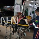 Motociclista atinge parada de ônibus após colisão com carro na Antônio da Rocha Viana
