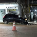 Motorista perde controle da direção, destrói poste e abandona carro após acidente em Brasiléia