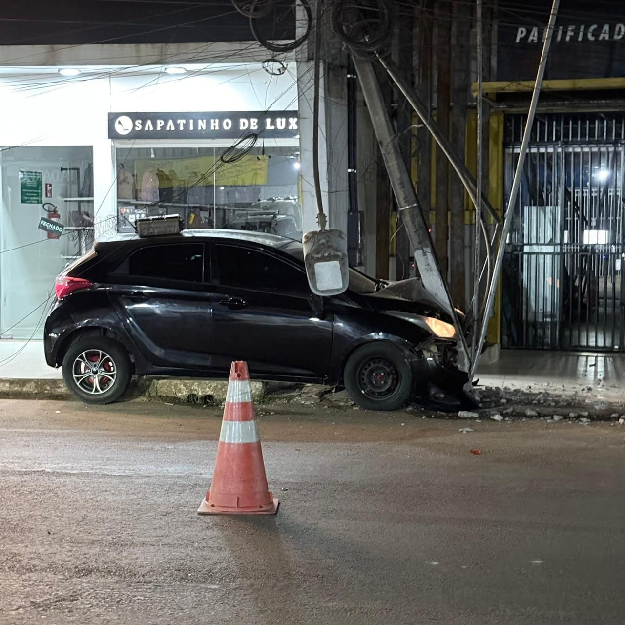 Motorista perde controle da direção, destrói poste e abandona carro após acidente em Brasiléia