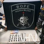 Mulher é presa pela ROTAM após admitir venda de drogas em área conhecida pelo tráfico na Baixada da Sobral Mulher é presa pela ROTAM após admitir venda de drogas em área conhecida pelo tráfico na Baixada da Sobral