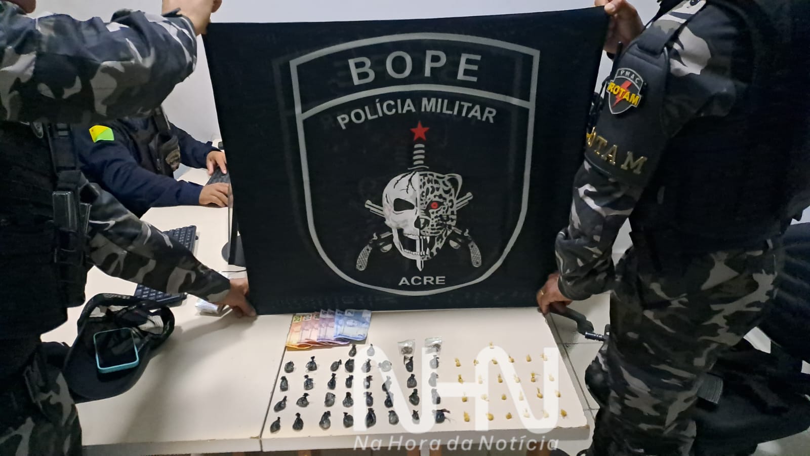 Mulher é presa pela ROTAM após admitir venda de drogas em área conhecida pelo tráfico na Baixada da Sobral Mulher é presa pela ROTAM após admitir venda de drogas em área conhecida pelo tráfico na Baixada da Sobral
