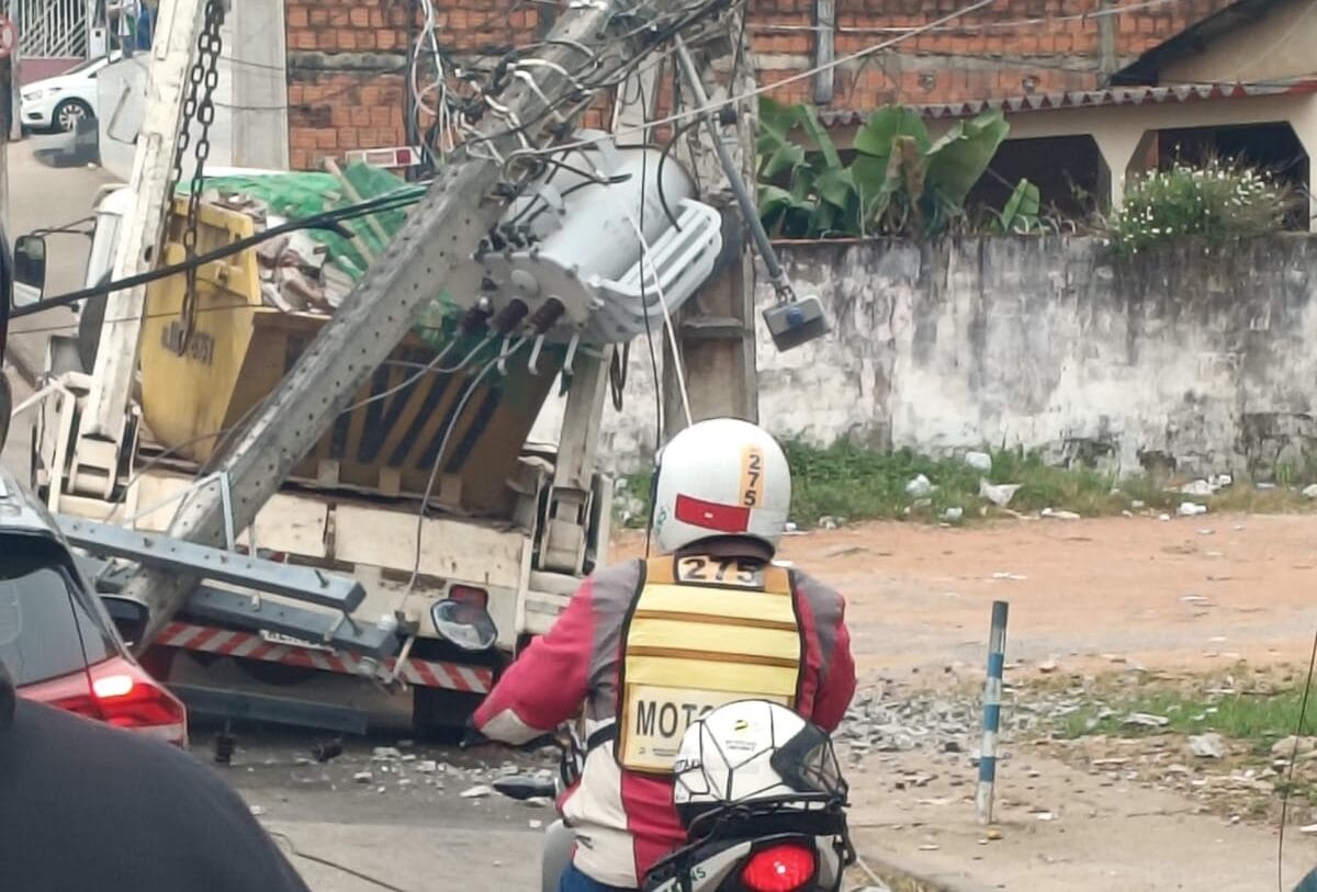 Colisão com poste deixa bairro Manoel Julião sem energia em Rio Branco Colisão com poste deixa bairro Manoel Julião sem energia em Rio Branco