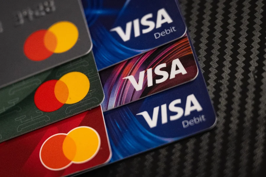 Cuba suspende transações com Visa e Mastercard após sanções dos EUA Cuba suspende transações com Visa e Mastercard após sanções dos EUA