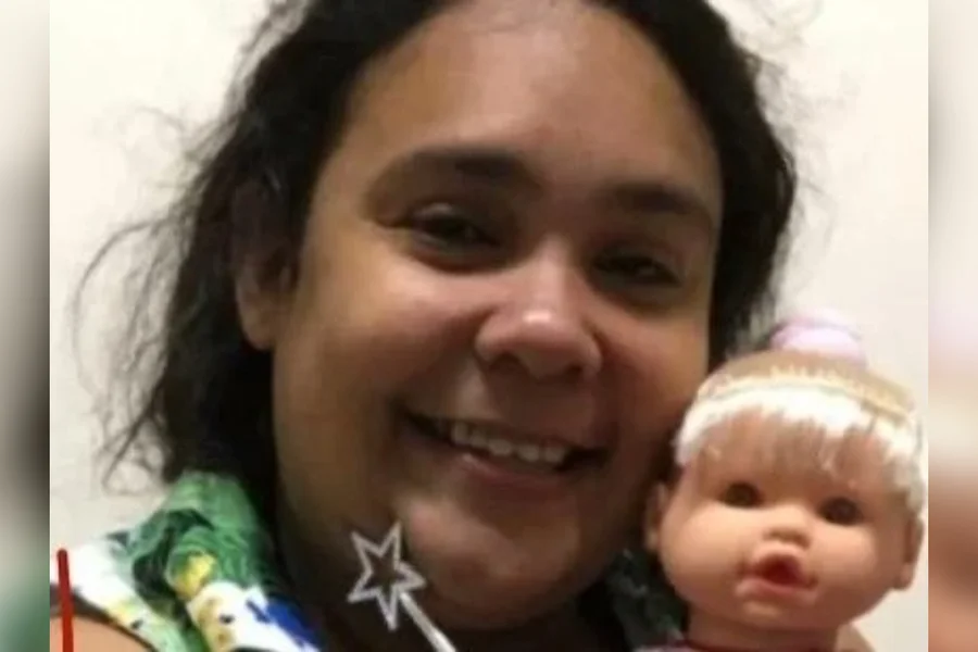 Mulher que fingia ser criança segue presa e fará exame psiquiátrico