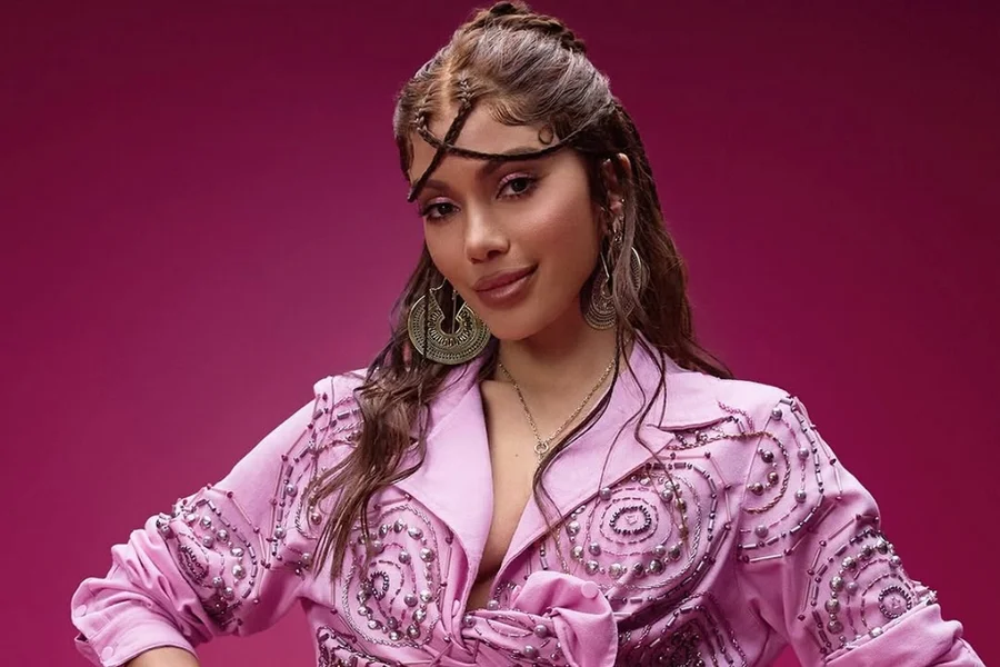 Anitta exalta Cacique Raoni durante fala em encontro global no Rio