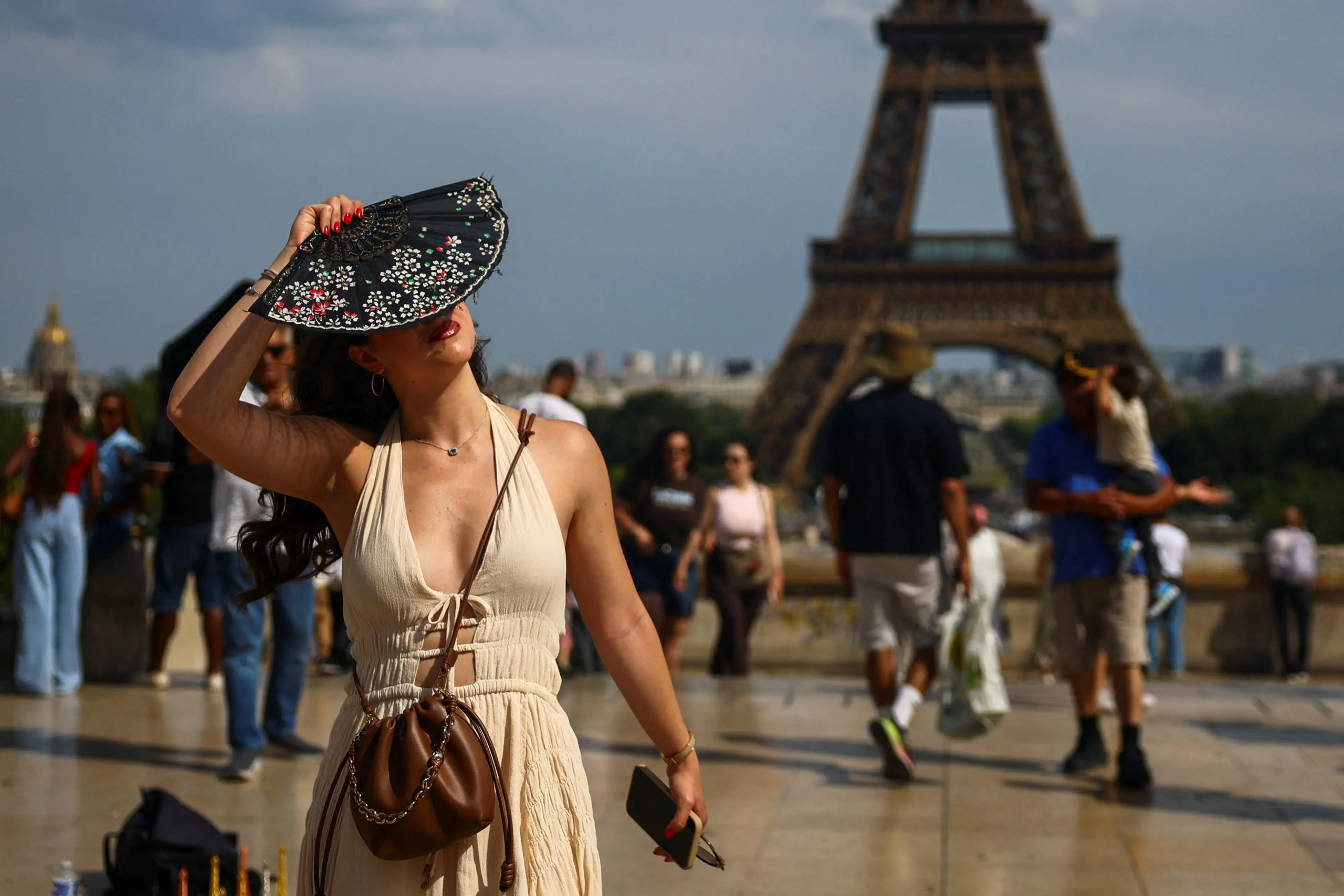 Incêndio florestal assola região próxima a Paris em meio a onda de calor na Europa Incêndio florestal assola região próxima a Paris em meio a onda de calor na Europa