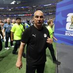 Por que técnico do Egito discutiu com torcedor da Argentina com bandeira de Israel