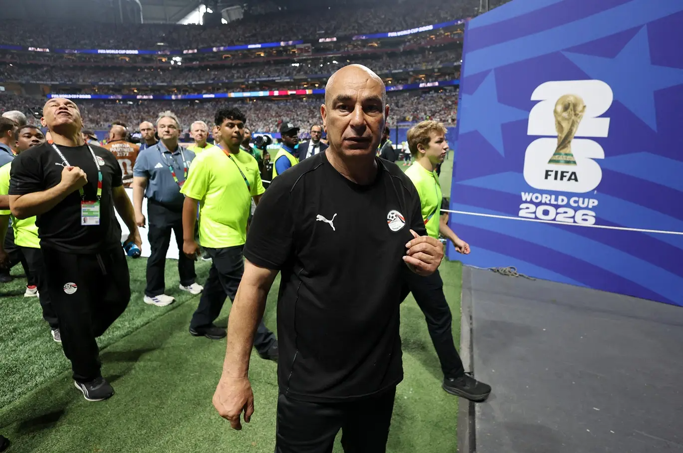 Por que técnico do Egito discutiu com torcedor da Argentina com bandeira de Israel Por que técnico do Egito discutiu com torcedor da Argentina com bandeira de Israel