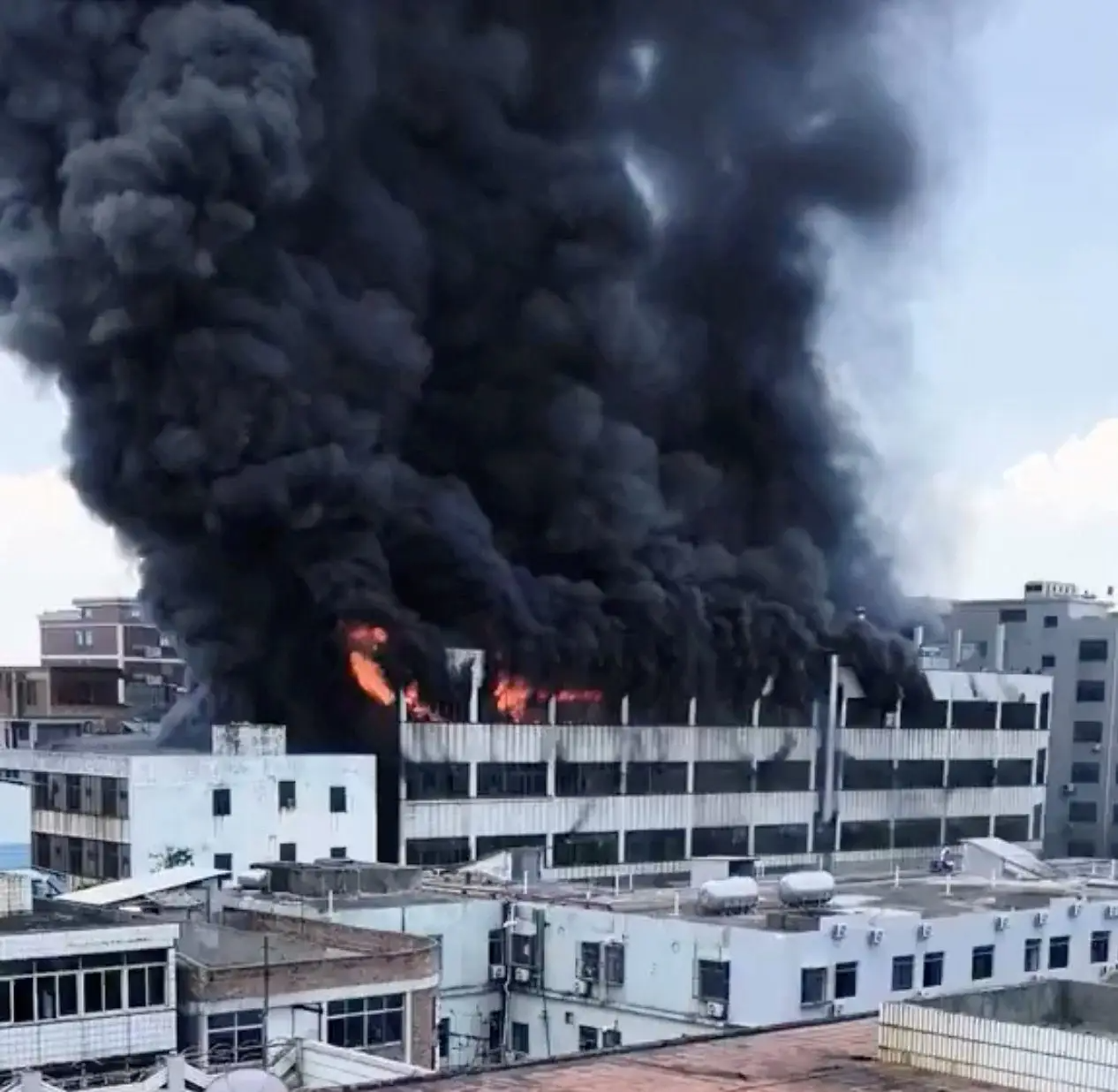 Incêndio em fábrica de calçados na China deixa ao menos 28 mortos