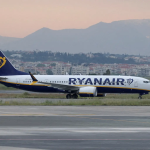 Passageiro da Ryanair é parcialmente sugado para fora da janela durante voo na Grécia