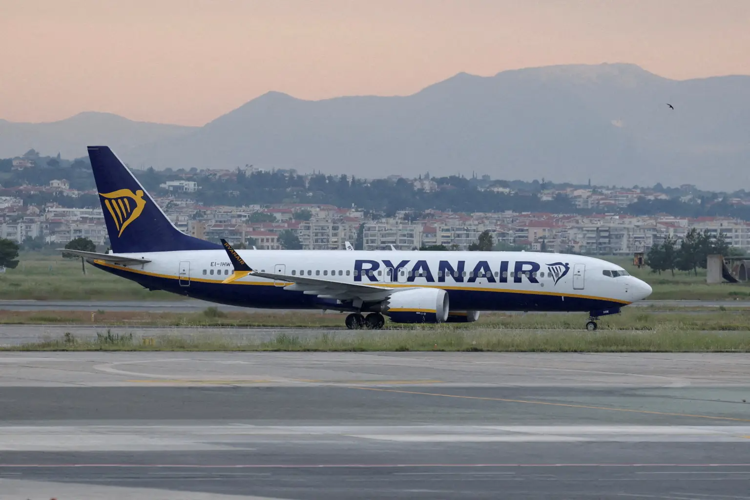 Passageiro da Ryanair é parcialmente sugado para fora da janela durante voo na Grécia