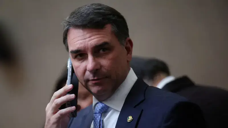 Flávio pede mais prazo para depor em caso de calúnia sobre Lula após cobrança da PF