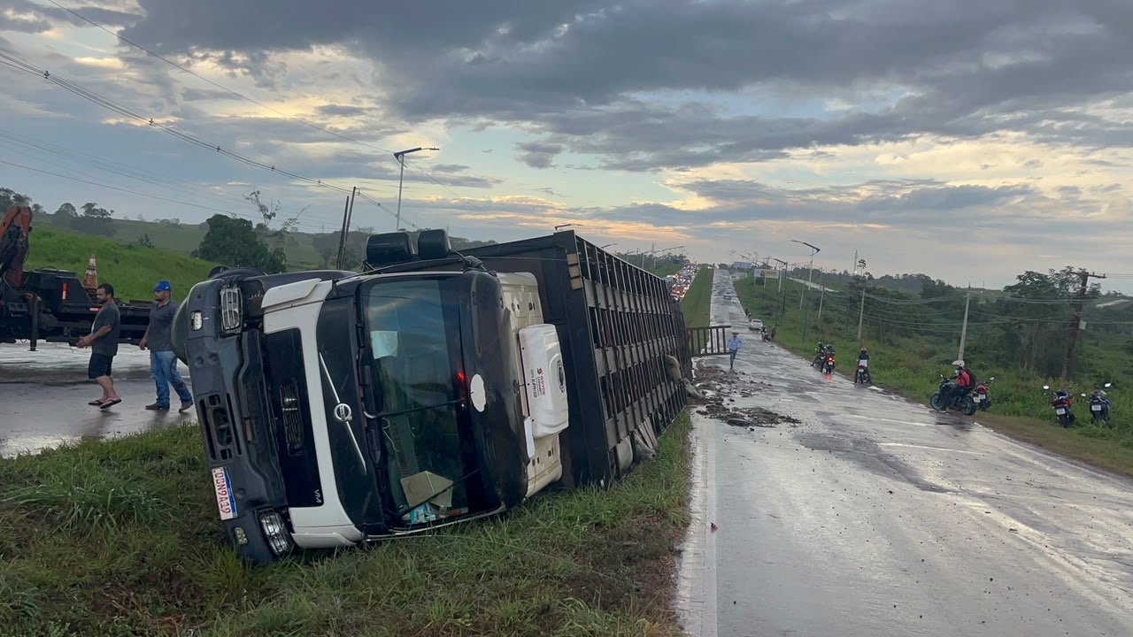 Carreta bitrem carregada de gado tomba na BR-364 e provoca congestionamento em Rio Branco