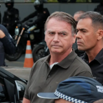 Bolsonaro disse em depoimento que delegado da PF permitiu que ele ficasse com arma Bolsonaro disse em depoimento que delegado da PF permitiu que ele ficasse com arma