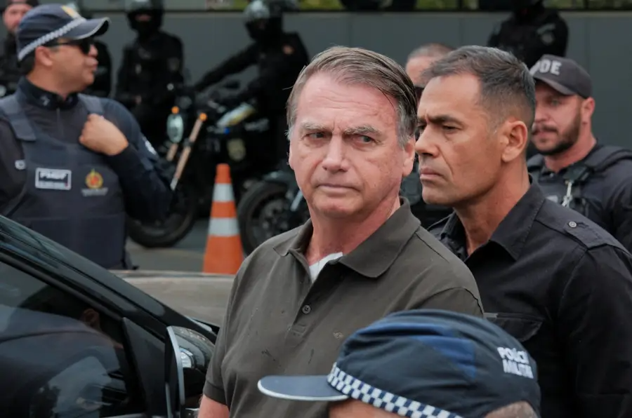 Bolsonaro disse em depoimento que delegado da PF permitiu que ele ficasse com arma