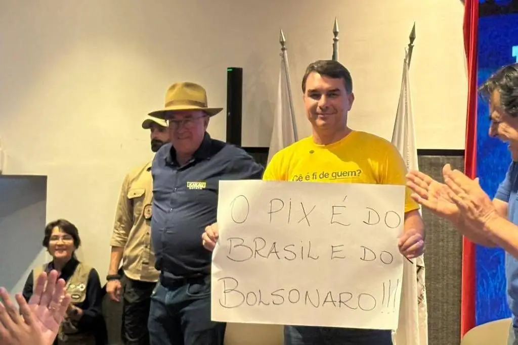 Flávio diz que vai aos EUA defender o Pix em audiência sobre tarifas ao Brasil Flávio diz que vai aos EUA defender o Pix em audiência sobre tarifas ao Brasil