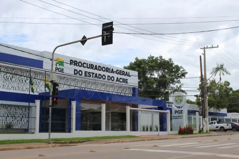 Vagas de estágio na PGE para jornalismo e administração com bolsa de R$ 1,2 mil Inscrições para estágio na PGE seguem abertas para estudantes de jornalismo e administração; bolsa é de R$ 1,2 mil